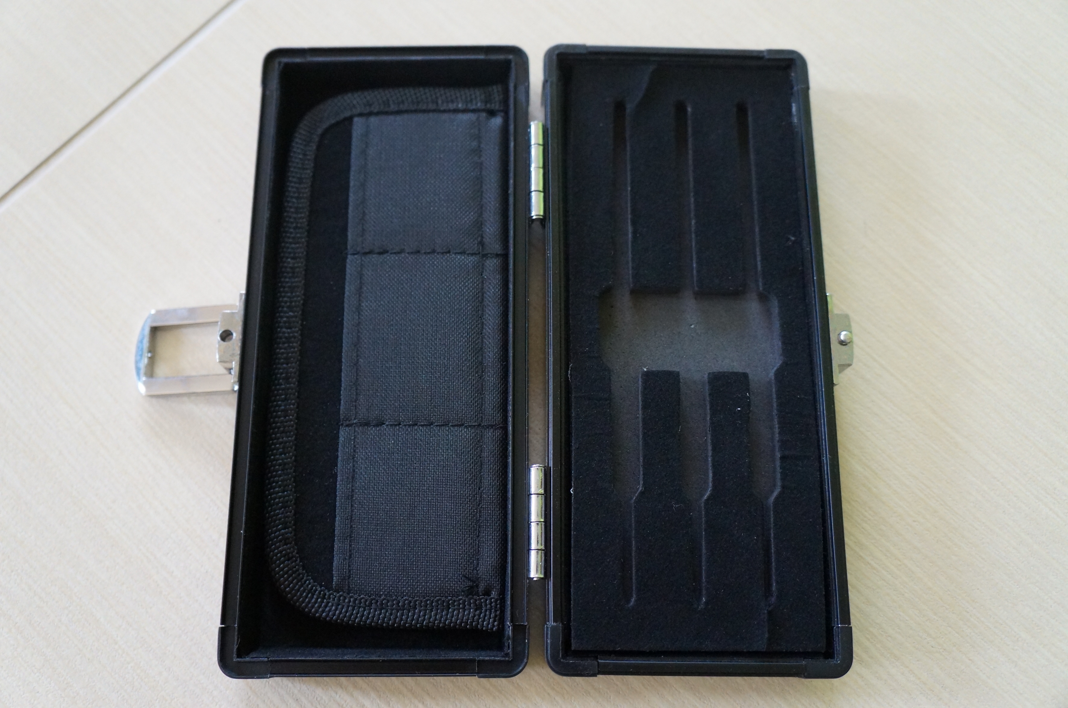 Pouzdro pro šipky Harrows Black Box