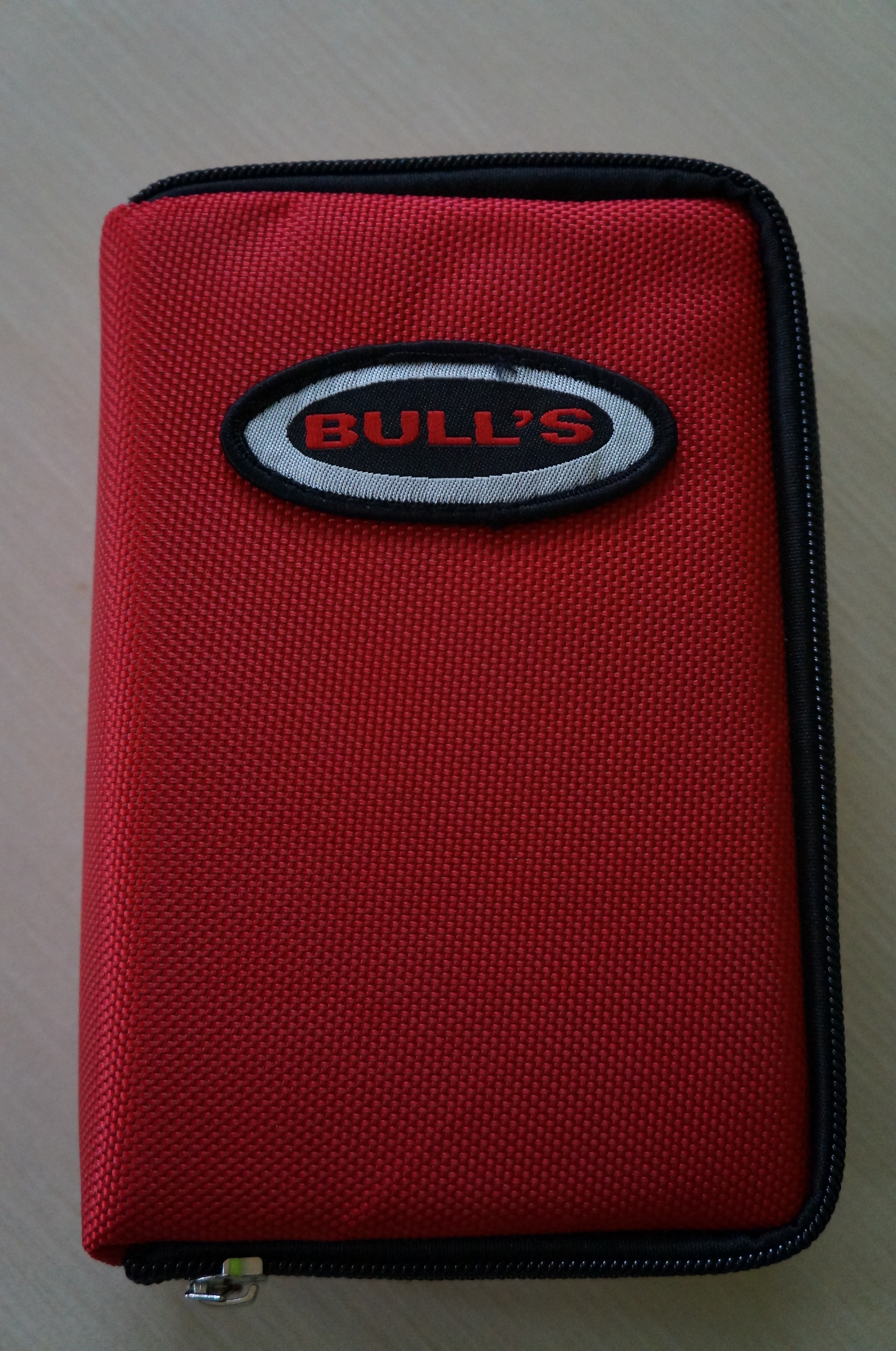 Pouzdro pro šipky The Pak Wallet červené Bull´s 66333